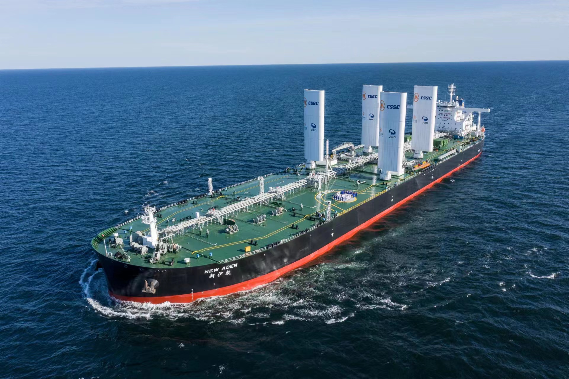 14新一代节能环保型超大型原油船新伊敦”轮，碳纤维复合材料在翼型风帆成功应用.jpg
